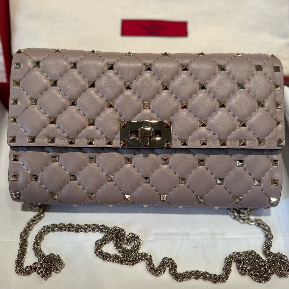 ROCKSTUD SPIKE NAPPA LEATHER CROSSBODY CLUTCH BAG, POUDRE